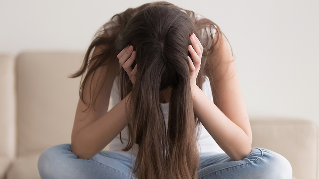 נערה אובדנית עצובה בני נוער התאבדויות (צילום: shutterstock)