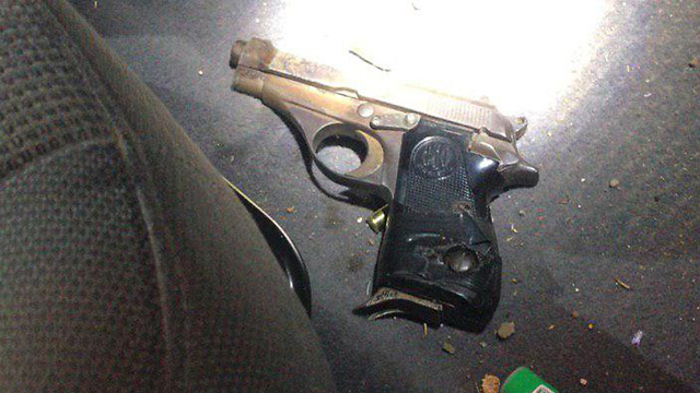 Пистолет, найденный в машине подозреваемых в убийстве в Рамле