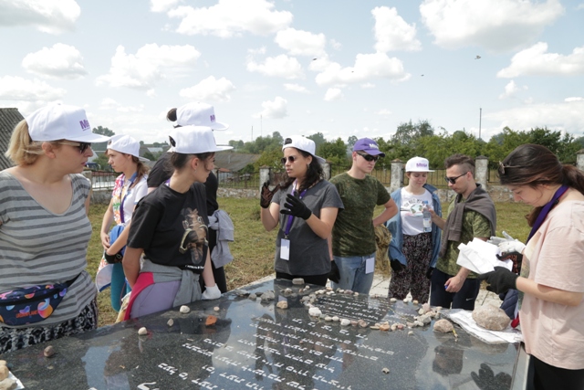 Участники проекта у еврейской могилы. Фото: пресс-служба фонда "Генезис"