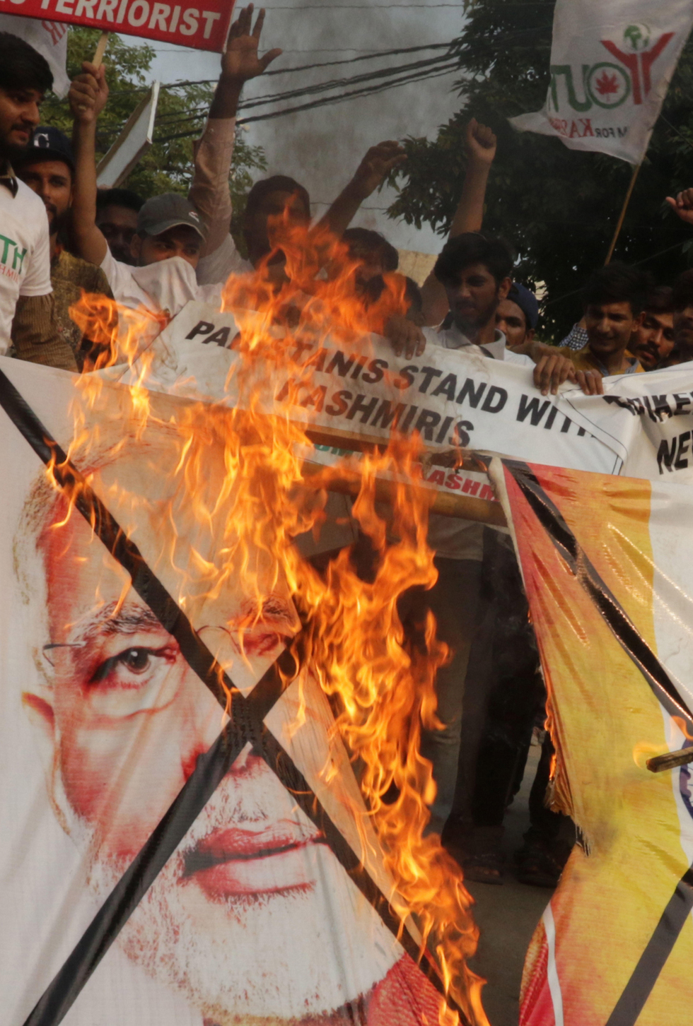 הפגנה ב פקיסטן אחרי ההודעה על ביטול המעמד המיוחד של קשמיר הודו (צילום: EPA)