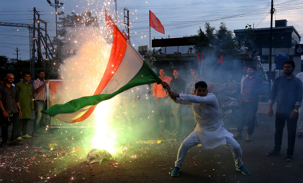 חגיגות ב הודו אחרי ההודעה על ביטול המעמד המיוחד של קשמיר (צילום: EPA)