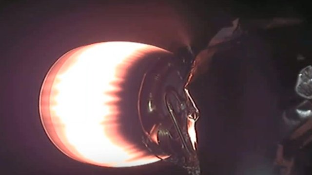 המנוע של השלב השני של פלקון 9 במהלך השיגור של עמוס 17 (צילום: SpaceX)