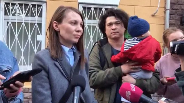 רוסיה הפגנות נגד ולדימיר פוטין זוג עלול לאבד ילד דמיטרי ו אולגה פרוקזוב ()