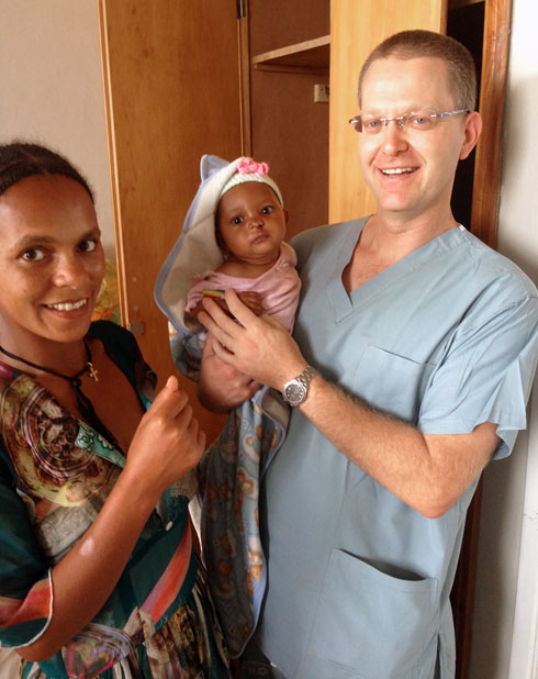 ד"ר שרוני באתיופיה, עם תינוקת שניתח ועם אמה. "אין אינטראקציות שליליות"