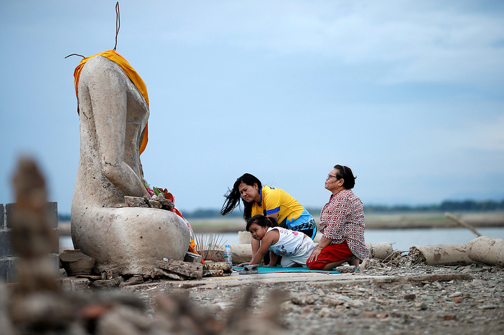מקדש התגלה ב סכר תאילנד בודהה בצורת (צילום: רויטרס)