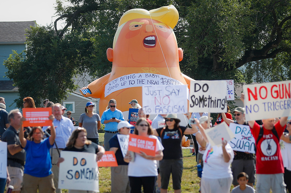 מחאה  נגד דונלד טראמפ  (צילום: AP)