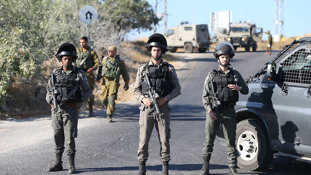 IDF troops near the site of Dvir Sorek's murder (Photo: Amit Shabi)