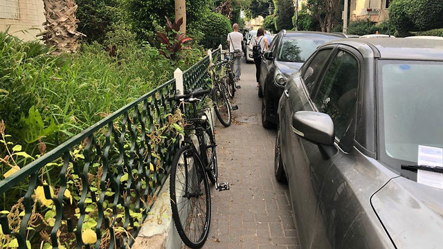 עיריית תל אביב החלה השבוע באכיפת עבירות חנייה כחלק ממדיניות חדשה להגברת בטיחותם של הולכי הרגל על המדרכו ()