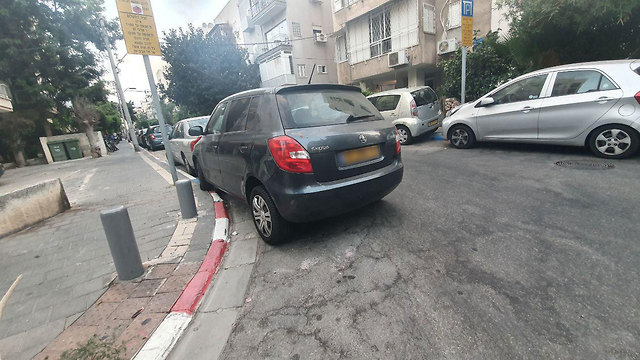 עיריית תל אביב החלה השבוע באכיפת עבירות חנייה כחלק ממדיניות חדשה להגברת בטיחותם של הולכי הרגל על המדרכו ()