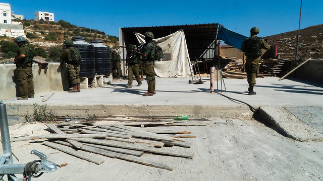 IDF troops searching the Palestinian town of Beit Fajjar (Photo: IDF Spokesperson's Unit)