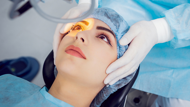ניתוח בעין אישה עוברת ניתוח הסרת משקפייים בלייזר  (צילום: shutterstock)
