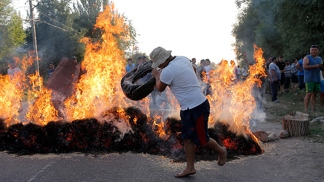 מהומות בין תומכים של נשיא קירגיזסטן לשעבר אלמאזבק אטמבייב לממשל (צילום: EPA)