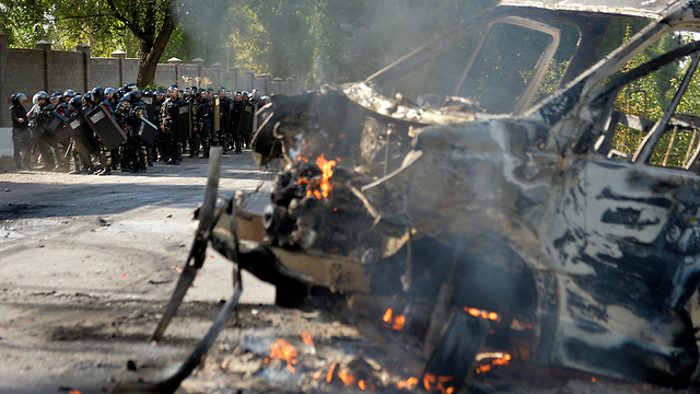 מהומות בין תומכים של נשיא קירגיזסטן לשעבר אלמאזבק אטמבייב לממשל (צילום: AP)