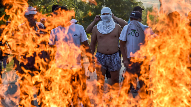 מהומות בין תומכים של נשיא קירגיזסטן לשעבר אלמאזבק אטמבייב לממשל (צילום: AFP)