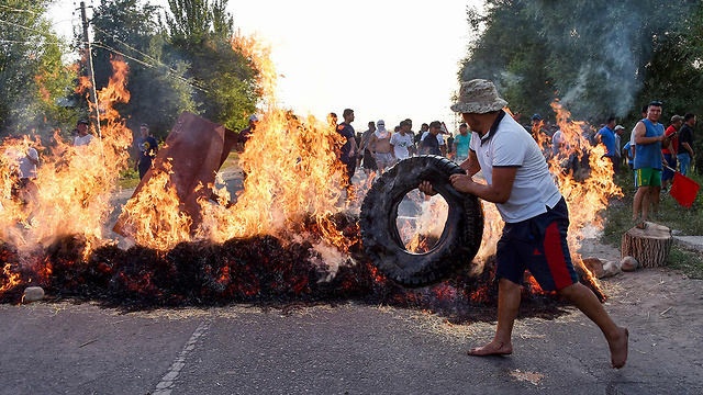 מהומות בין תומכים של נשיא קירגיזסטן לשעבר אלמאזבק אטמבייב לממשל (צילום: AFP)