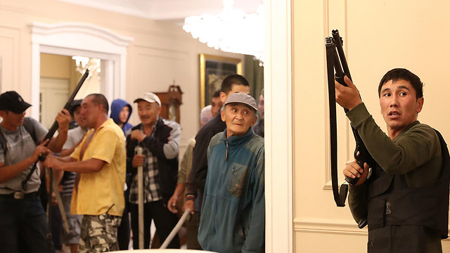 מהומות בין תומכים של נשיא קירגיזסטן לשעבר אלמאזבק אטמבייב לממשל (צילום: EPA)