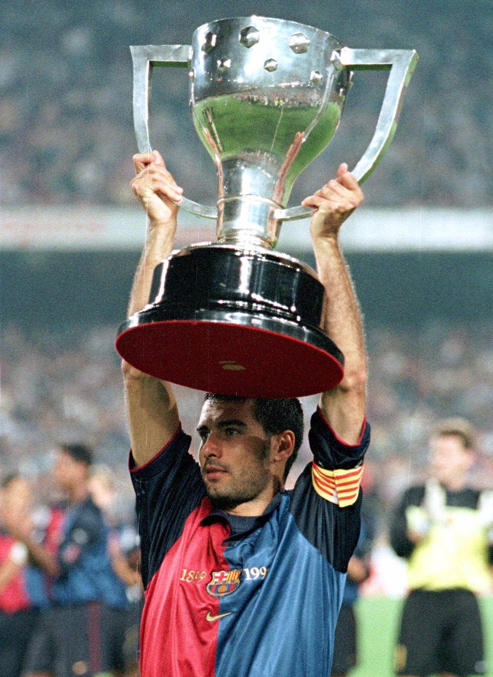 גווארדיולה מניף גביע כקפטן ברצלונה (צילום: AP)