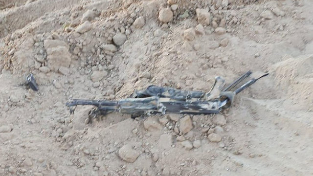 Оружие, найденное возле тел террористов. Фото: пресс-служба ЦАХАЛа