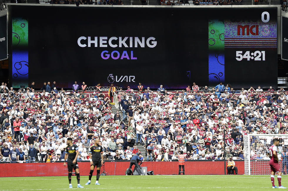 VAR במשחק של מנצ'סטר סיטי (צילום: AP)