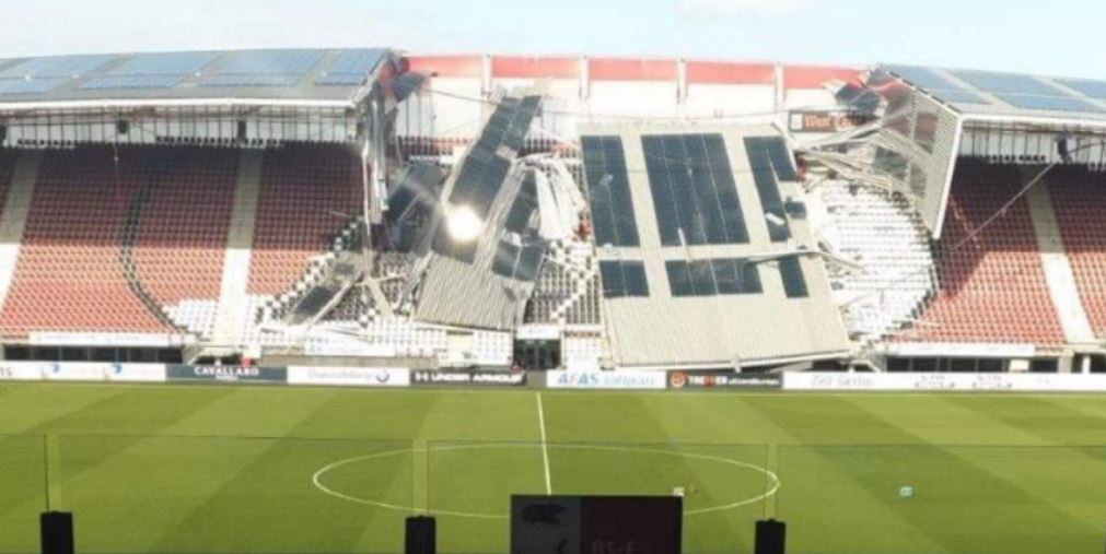 הגג שקרס באצטדיון באלקמאר (צילום מסך)