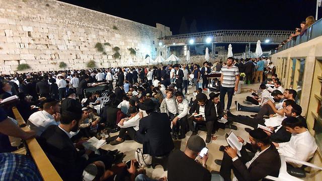 ט' באב ב ירושלים תשע באב  (צילום: אלי מנדלבאום)