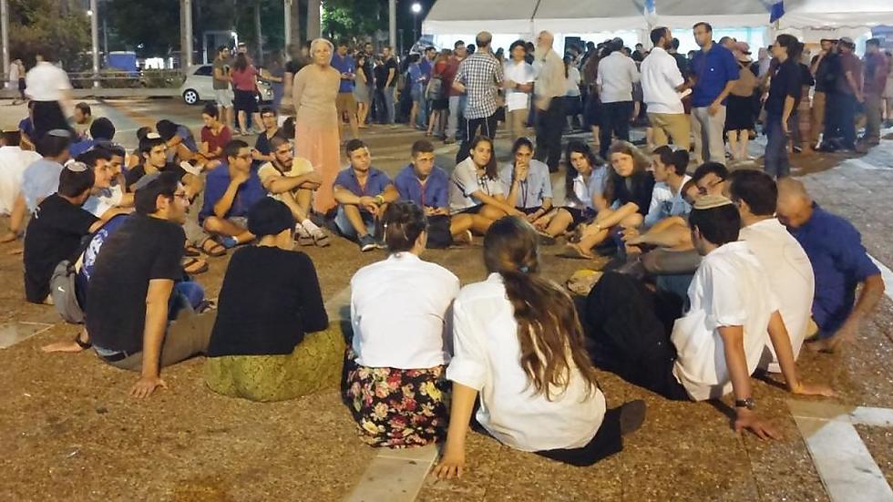 Беседы на площади Рабина в Тель-Авиве. Фото: Ор Гуэта