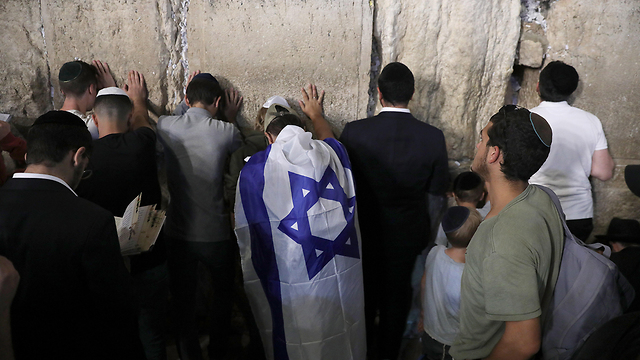 Prayers at the Western Wall for Tisha B'Av