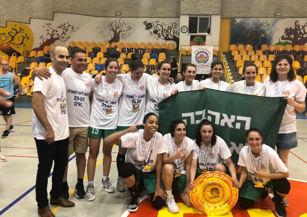 שחקניות חיפה חוגגות את העלייה לליגת העל (צילום: איגוד הכדורסל)