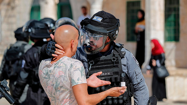 An Israeli police officer confronts a Muslim worshipper on Temple Mount (Photo: AFP)