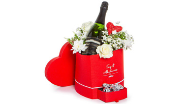 Красивая подарочная коробка с цветами и шампанским. Фото: пресс-служба ZER4U