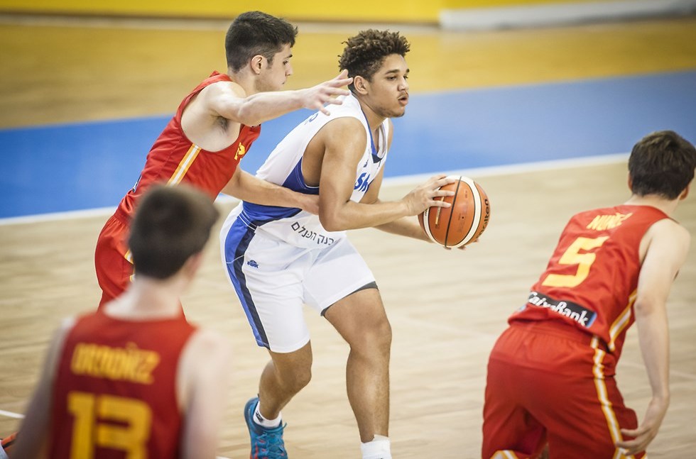 עמנואל שארפ בפעולה (צילום: FIBA.COM)