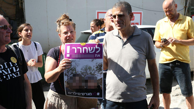 Пикет протеста у здания суда в Тель-Авиве. Фото: Моти Кимхи