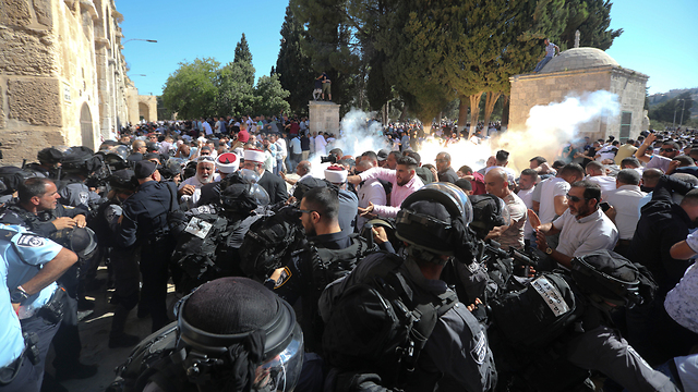 Clashes between Muslim worshippers and police on Temple Mount (Photo: AP)