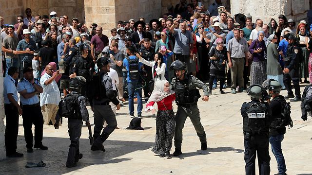 Jewish visitors to the Temple Mount under heavy guard on Tisha B'Av (Photo: Reuters)