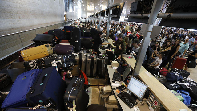 A malfunction of the baggage handling system causes chaos at Ben Gurion Airport (Photo: Shaul Golan)