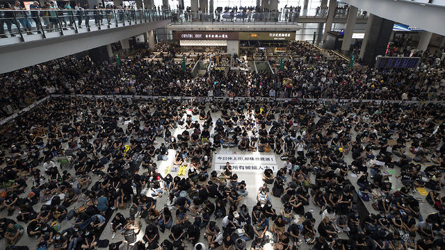הונג קונג מפגינים נמל התעופה (צילום: AP)