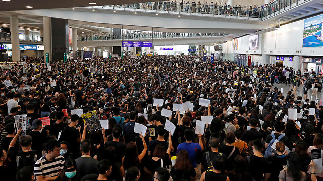 הונג קונג מפגינים נמל התעופה (צילום: רויטרס)