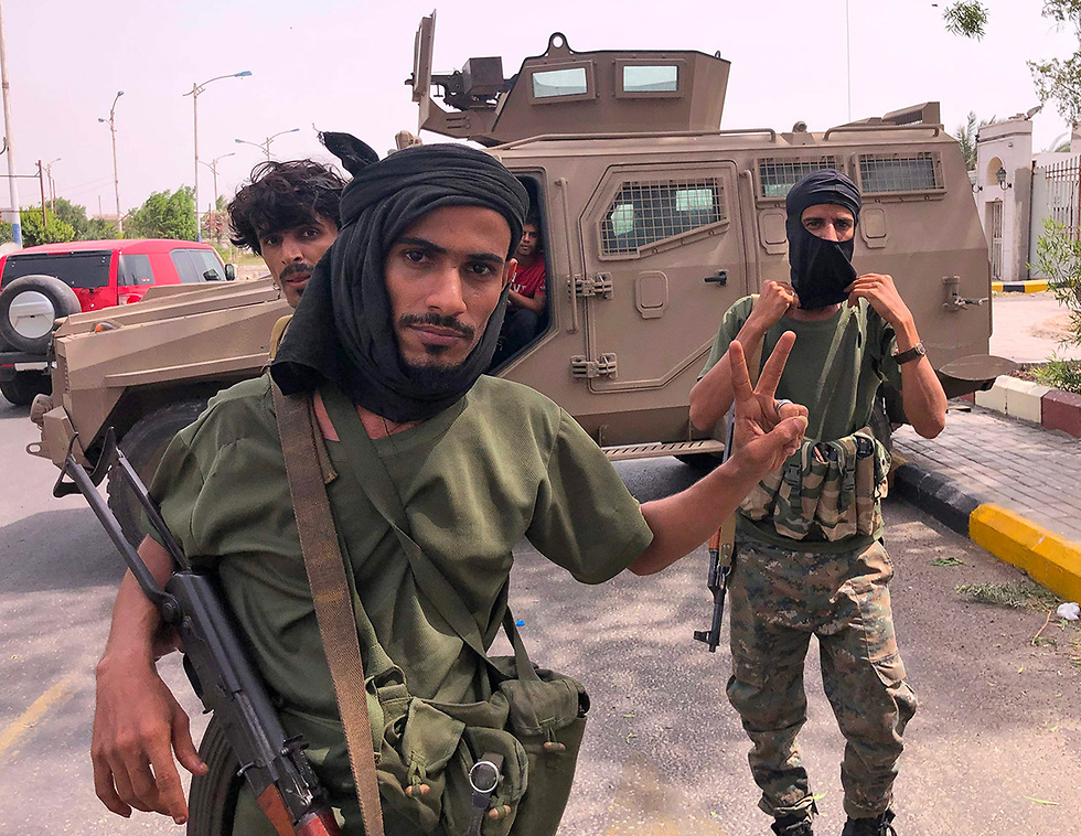 תימן כוחות הבדלנים בדרום המדינה השתלטו על העיר עדן  (צילום: AFP)