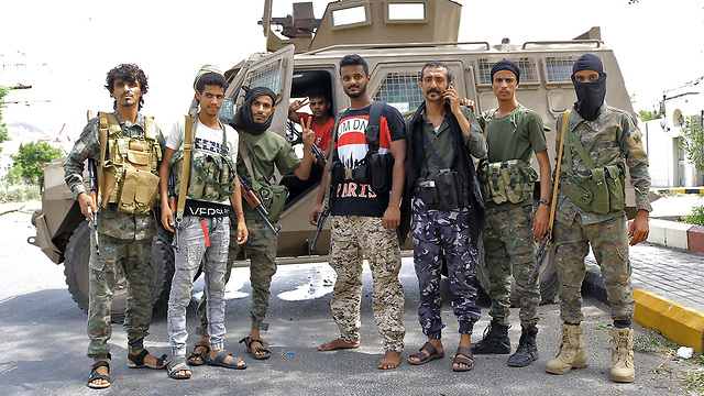 תימן כוחות הבדלנים בדרום המדינה השתלטו על העיר עדן  (צילום: AFP)