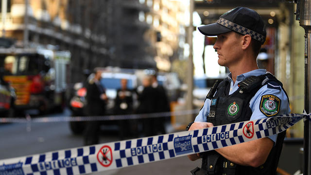 דקירה שוטרים משטרה סידני אוסטרליה (צילום: AFP)