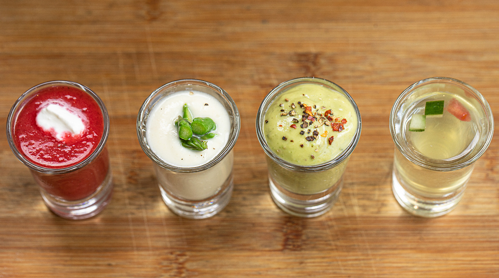 Холодные летние супы: можно подавать в стаканах или бокалах. Фото: Таль Шахар 