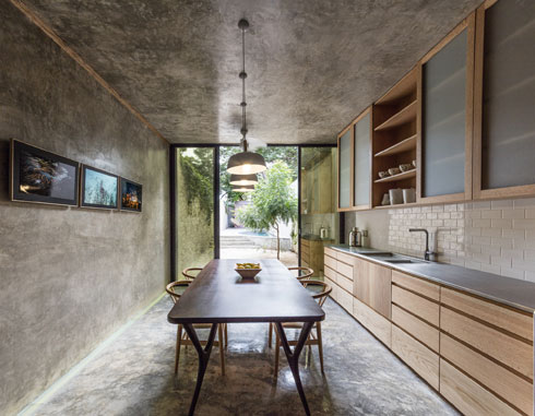 המטבח בקצה השני של הבית, מלבני גם הוא (צילום: Taller Estilo Arquitectura )