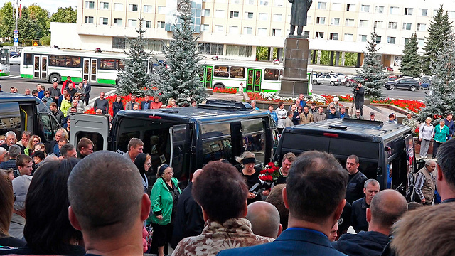 הלוויה בעיר סארוב טקס קבורת חמשת ה מדענים ה רוסים שנהרגו בפיצוץ טיל ב רוסיה  (צילום: AP)