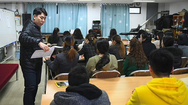 עריק עריקים מ צפון קוריאה בבית ספר ב סיאול ב דרום (צילום: AFP)