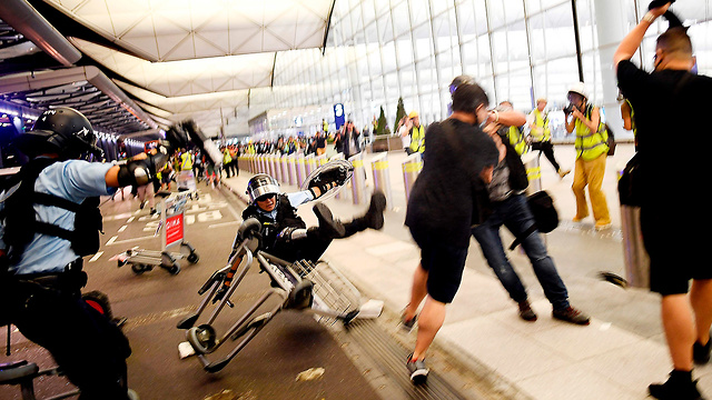 מהומות נמל תעופה הונג קונג סין (צילום: AFP)