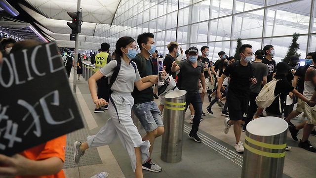 מהומות נמל תעופה הונג קונג סין (צילום: AP)