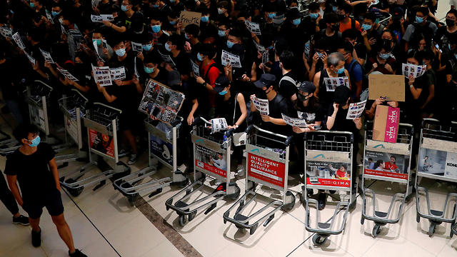 מהומות נמל תעופה הונג קונג סין (צילום: רויטרס)