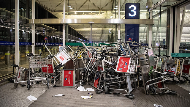 מהומות נמל תעופה הונג קונג סין (צילום: EPA)
