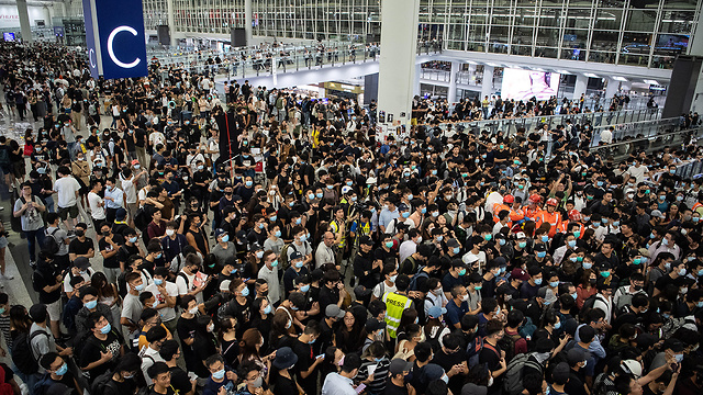 Clashes at Hong Kong airport between police and protesters (Photo: EPA)