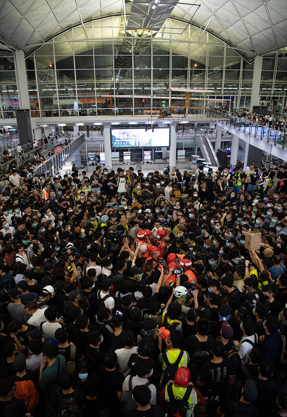 מהומות נמל תעופה הונג קונג סין (צילום: EPA)
